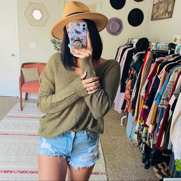 Moon & Madison Green Twist Back Oversized Sweater - Picture 4 of 7